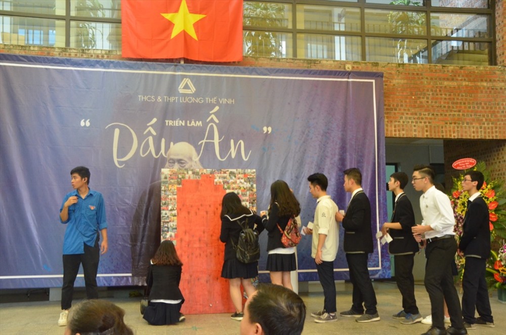 Hàng nghìn bức ảnh về thầy cô, học sinh tại mái trường Lương Thế Vinh được ghép lại thành bức ảnh khổng lồ.