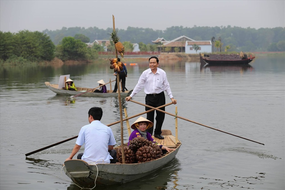 Ông Trần Thanh Mẫn tham gia hoạt động tài hiện chợ nổi Cái Răng, Cần Thơ. Ảnh: PV