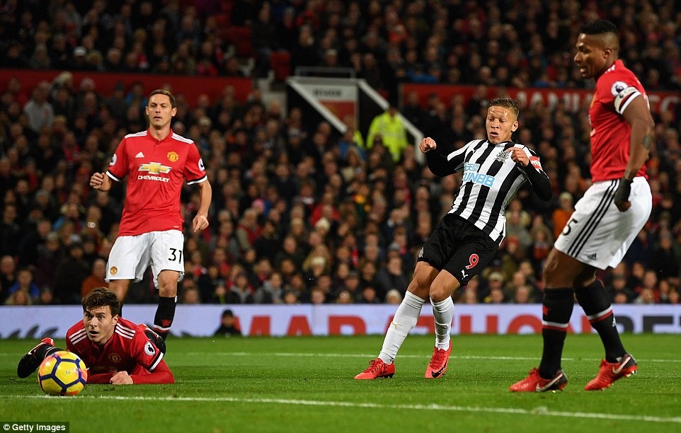 Dwight Gayle (áo đen trắng) ghi bàn mở tỷ số cho Newcastle. Ảnh: Getty Images.