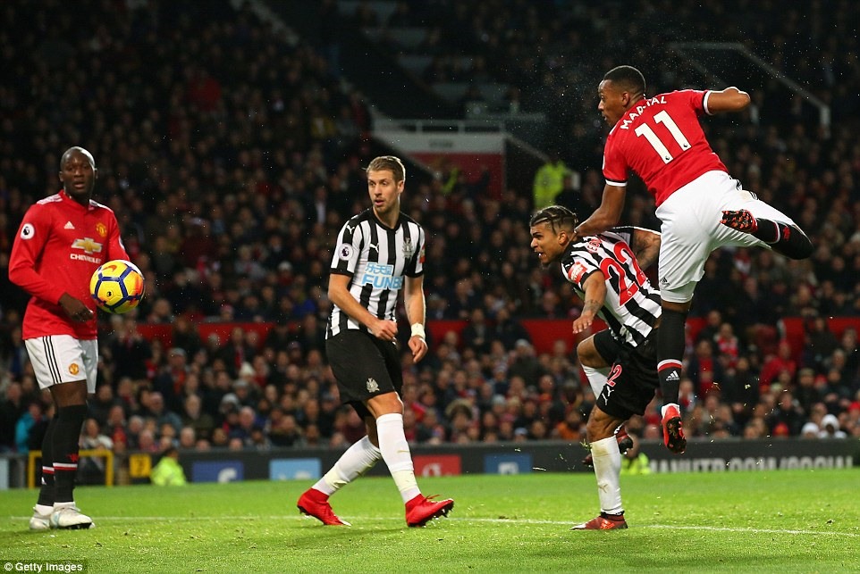 Cú đánh đầu cân bằng tỷ số 1-1 của Martial. Ảnh: Getty Images.