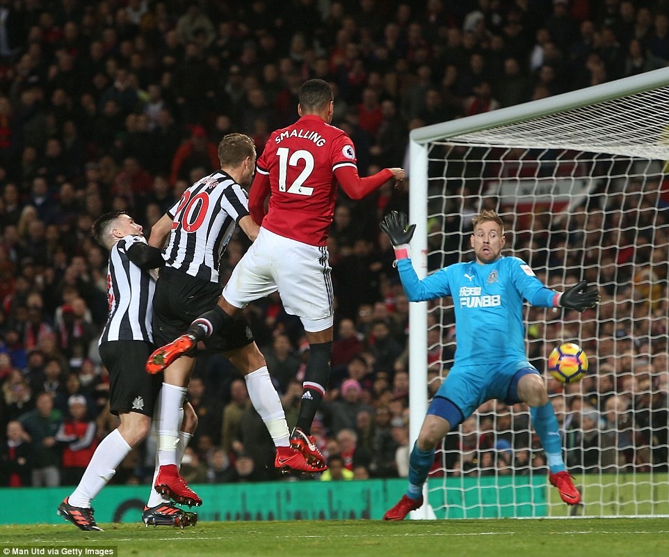 Pha bật cao đánh đầu ghi bàn của trung vệ Smalling. Ảnh: Getty Images.