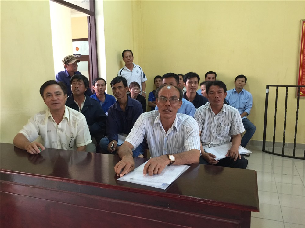 Tập thể 29 NLĐ tại phiên xử sơ thẩm. Ảnh: C.H