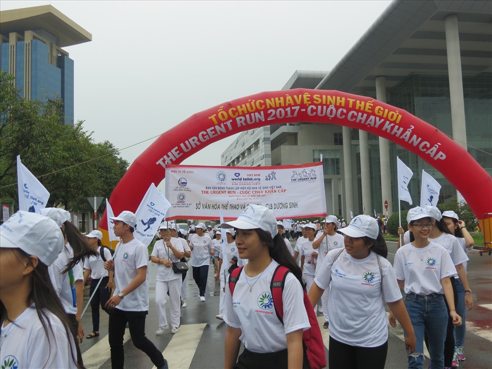 Nhiều bạn trẻ tham gia cuộc chạy, bất chấp tại Bình Dương mưa từ sáng sớm - Ảnh: L.T