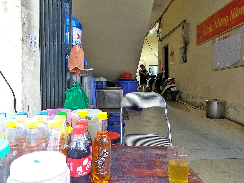 Ngay cổng vào tòa nhà bị chiếm dụng làm quán bán trà đá, làm thu hẹp lối đi chung của tòa nhà