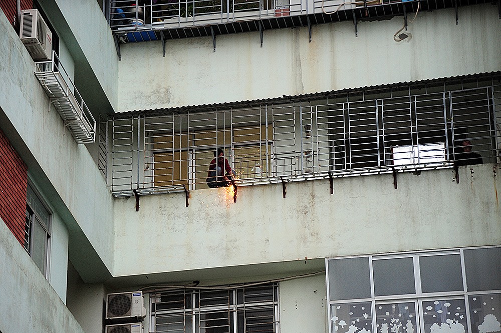 Sau nhiều năm sử dụng, nhiều hộ dân bắt đầu cơi nới, làm thêm chuồng cọp dù không được phép