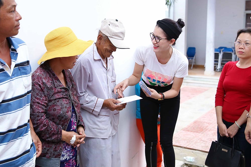 Trang Trần trao quà cho người dân.