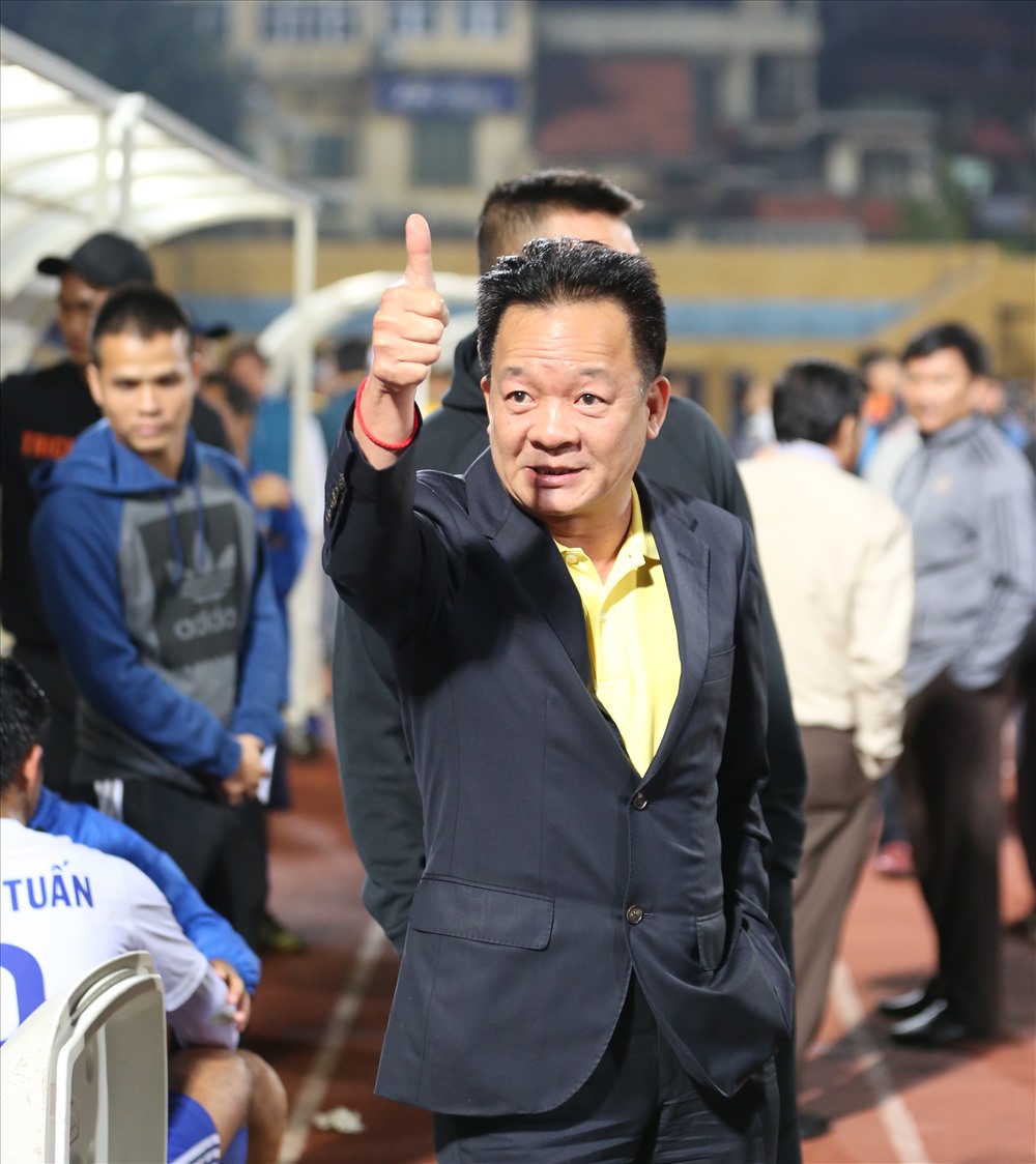 Bầu Hiển xuống sân sau trận đấu. Ảnh: Duy Thành