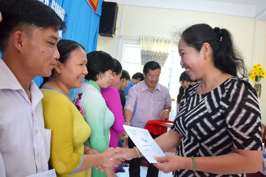Chủ tịch CĐ ngành GDĐT tỉnh Kiên Giang Lâm Thị Mạnh tặng quà từ Chương trình “Tiếp sức người thầy” cho giáo viên đang dạy học ở xã Lại Sơn nhân dịp kỷ niệm 35 năm ngày Nhà giáo Việt Nam.