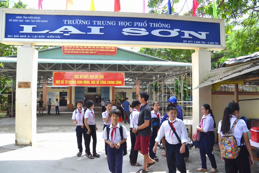 Để có được Trường PTTH Lại Sơn ngày nay, các thế hệ giáo viên phải trải qua hành trình “gieo chữ” nhiều gian khó nơi xã đảo.