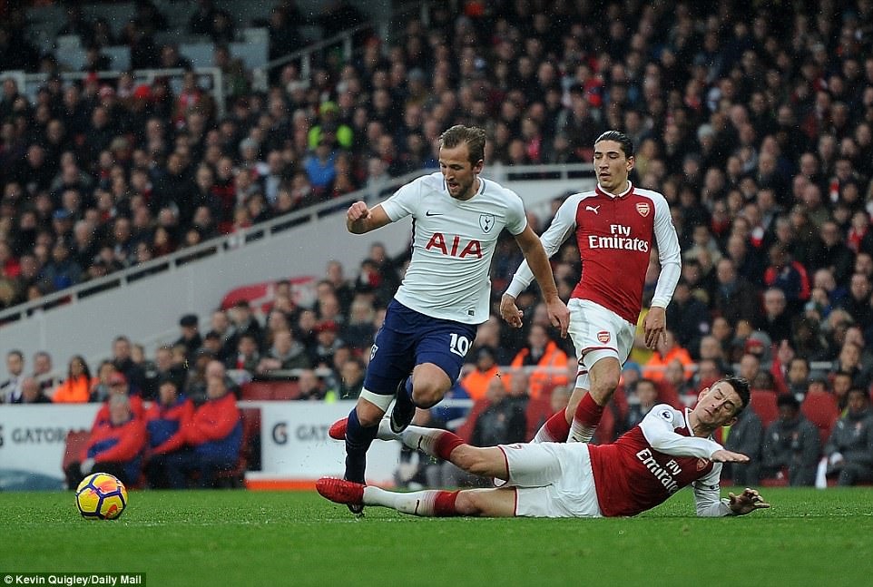 Harry Kane (số 10) và các đồng đội có trận derby London đáng quên tại Emirates. Ảnh: Daily Mail.