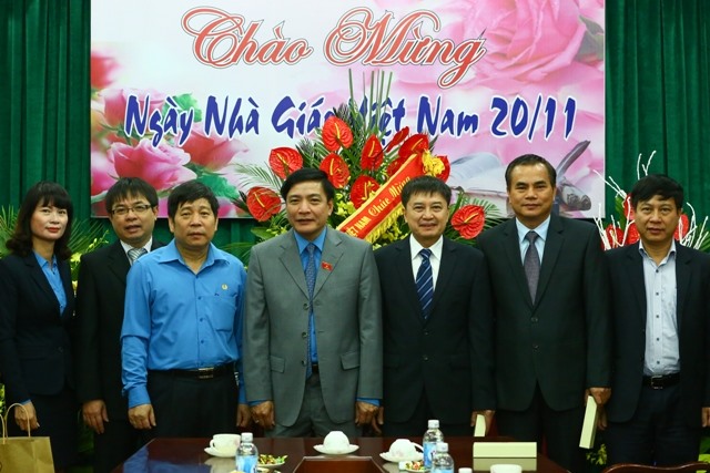 Đồng chí Bùi Văn Cường - Ủy viên TƯ Đảng, Chủ tịch Tổng LĐLĐVN (thứ tư, từ trái sang) cùng các cán bộ Tổng LĐLĐVN chụp ảnh chung với lãnh đạo Trường Đại học Công đoàn. Ảnh: Sơn Tùng