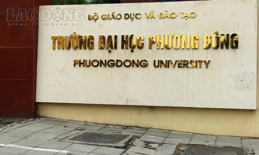 Vỉa hè gần trường Đại học Phương Đông, đá lát tự nhiên xuống cấp nghiêm trọng.