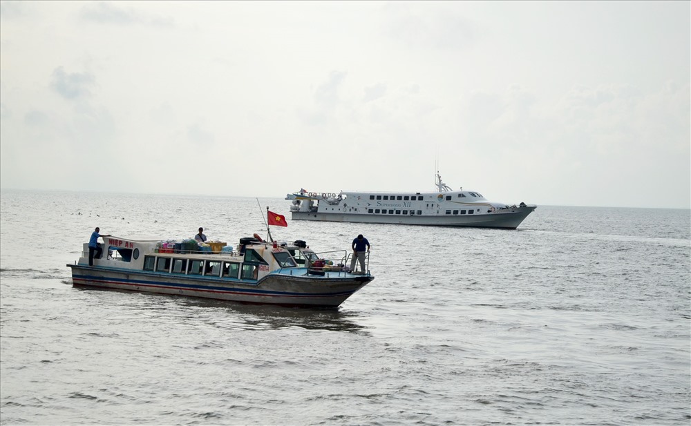 Từ Rạch Giá ra đây chỉ có mỗi phương tiện đi lại duy nhất là tàu, thuyền.