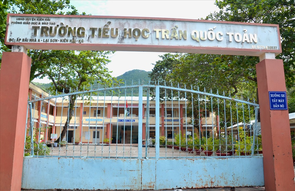 Tuy nhiên, được sự quan tâm của ngành GD-ĐT, trường lớp nơi đây rất khang trang.