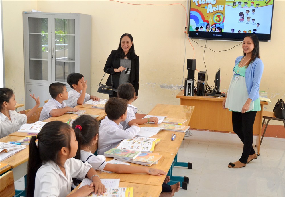Bên trong, các lớp học được đầu tư đầy đủ với phòng bộ môn....