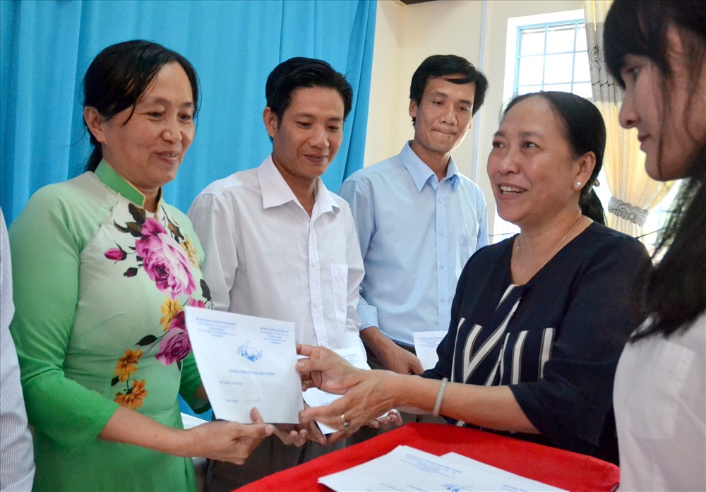 Giám đốc Sở GD-ĐT Kiên Giang Nguyễn Thị Minh Giang tặng suất hỗ trợ Chương trình “Tiếp sức người thầy” cho giáo viên đang dạy tại xã đảo Lại Sơn.