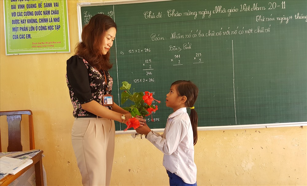 Bó hoa dâm bụt của học sinh ở điểm trường Chân Rò tặng cho cô giáo Trần Thị Kim Ánh.
