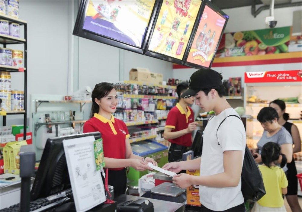 Nhân viên VinMart & VinMart + phục vụ tận tâm và tư vấn tận tình vì lợi ích của khách hàng
