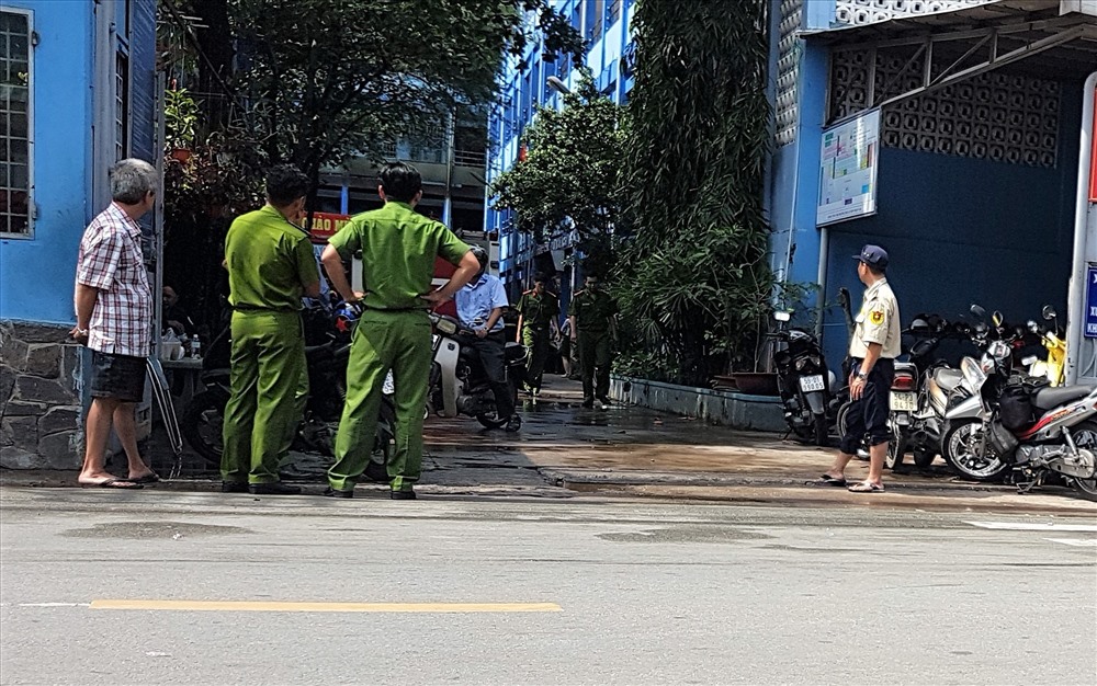 Lực lượng công an khám nghiệm hiện trường vụ hỏa hoạn. Ảnh: T.S