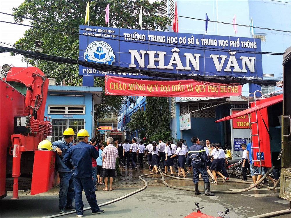Sau khi hỏa hoạn được tập tắt, các em học sinh được đưa vào trường trở lại. Ảnh: T.S