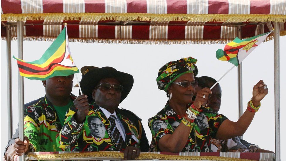 Vào khoảng thời gian này, ông Mugabe từ bỏ những bộ quần áo cũ, thường xuyên mặc các bộ màu sắc rực rỡ khi tham gia chiến dịch tranh cử. Ảnh: Reuters