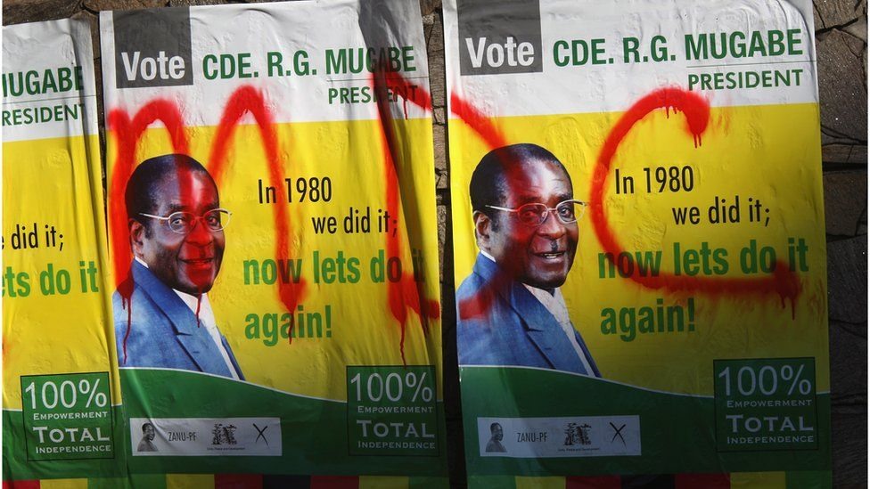 Tuy nhiên, tỉ lệ ủng hộ Mugabe nhanh chóng sụt giảm ở trong nước, nhất là các vùng thành thị. Ông thất bại trong vòng đầu cuộc bầu cử tổng thống năm 2008, thắng ở vòng bỏ phiếu lại sau khi phe đối lập rút lui, gây bạo loạn lớn. Ảnh: AFP