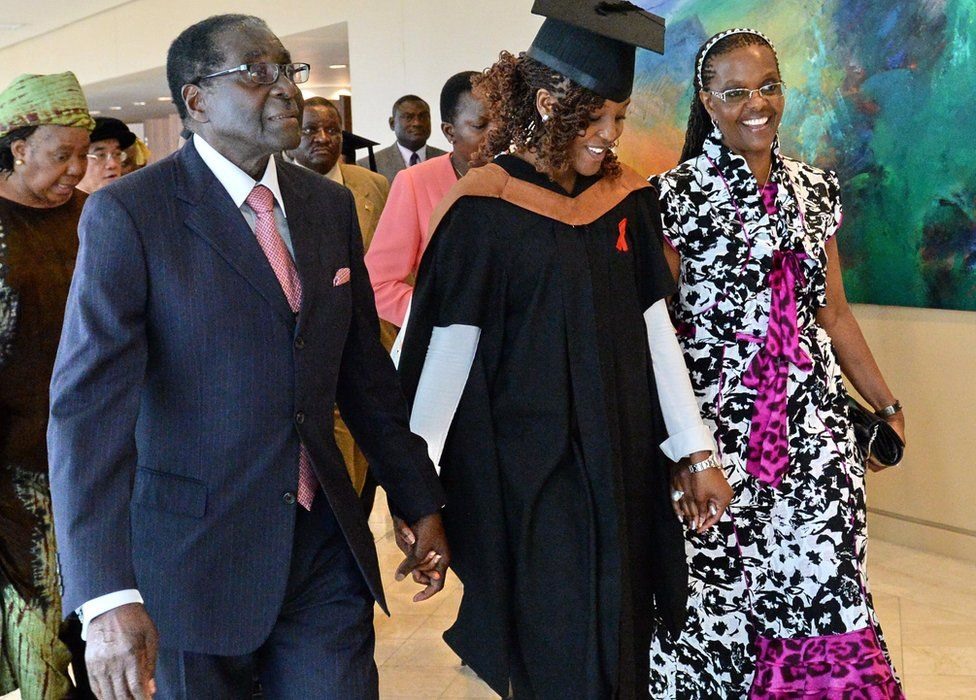Bị Mỹ và phương Tây trừng phạt, ông Mugabe quay sang chính sách “Hướng Đông“, tìm đến Trung Quốc để mời đầu tư. Ông cũng từng đến Châu Á (Singapore) để chữa bệnh, trong khi con gái Bona (giữa) học ở Hong Kong và Singapore. Ảnh: AFP
