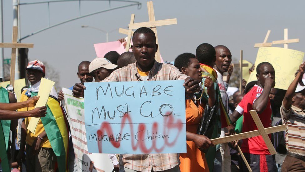 Đảng ZANU-PF thắng lớn trong cuộc bầu cử năm 2013 sau 4 năm chia sẻ quyền lực trên nền tảng bản địa địa hóa, chính sách cai quản nền kinh tế cho người da đen Zimbabwe. Tình trạng khan hiếm tiền mặt dẫn đến các cuộc phản đối vào năm 2016. Ảnh: AFP