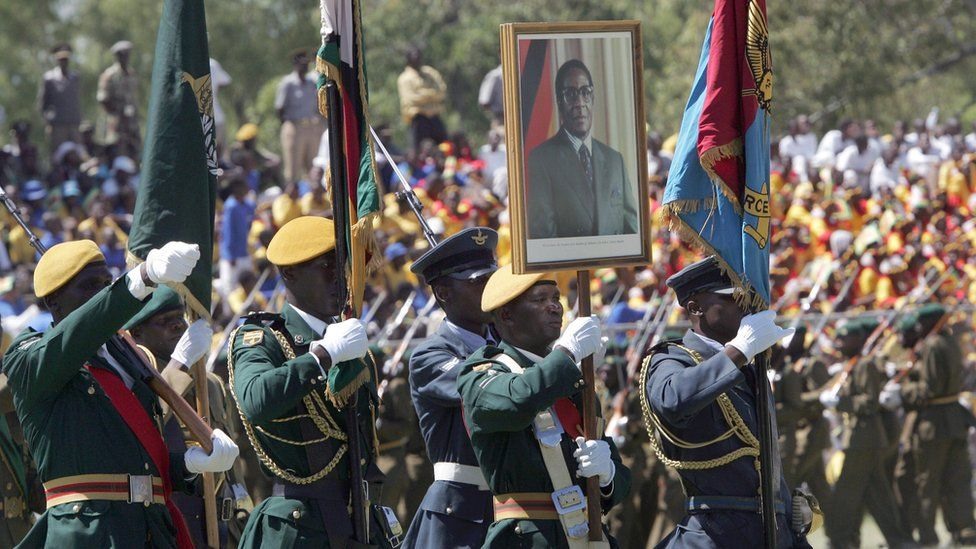 Tuy nhiên, lực lượng an ninh luôn đứng bên cạnh ông Mugabe, cho đến khi không chịu nổi tham vọng quá lớn của vợ ông, nên đã tiến hành lật đổ vào nắm quyền vào ngày 15.11.2017. Ảnh: AFP