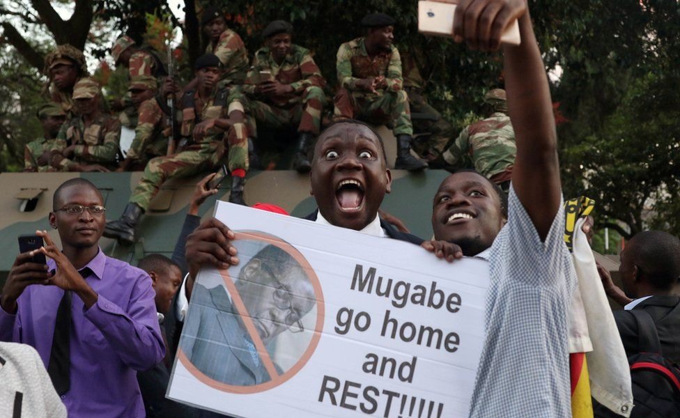 Sau các cuộc biểu tình gây sức ép, ngày 21.11.2017, ông Mugabe từ chức sau 37 năm cầm quyền, sự kiện khiến nhiều người dân Zimbabwe hân hoan ăn mừng. Ảnh: Reuters