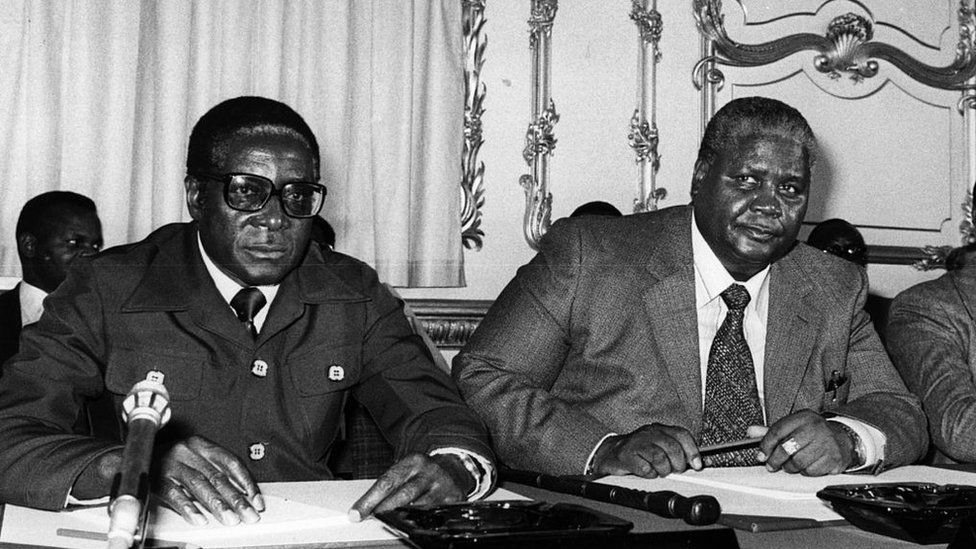 Sau khi được trả tự do vào năm 1974, ông trở thành một nhân vật xuất sắc, lãnh đạo cuộc chiến tranh du kích chống lại ách cai trị của người thiểu số da trắng, cùng với Joshua Nkomo (trái). Ảnh: Getty Images