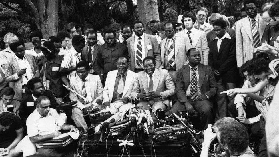 Sau 10 năm sống lưu vong, Robert Mugabe về Zimbabwe chỉ 6 tuần sau cuộc bầu cử. Ông trở thành Thủ tướng, thành lập chính phủ mới. Ông Mugabe tổ chức họp báo trên cương vị Thủ tướng đắc cử của Zimbabwe vào ngày 6.3.1980. Ảnh: Getty Images