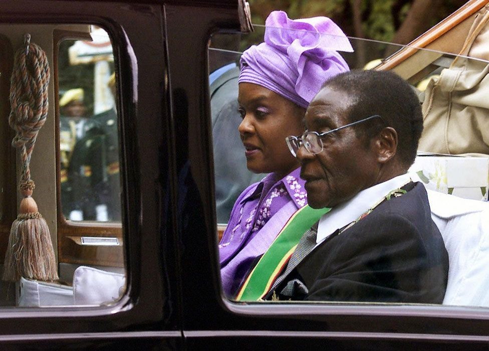 Mugabe kết hôn với nhân viên đánh máy Grace Marufu vào năm 1996, vài năm sau khi người vợ cả qua đời. Hai người có với nhau hai con. Những năm 90, Zimbabwe tham gia vào cuộc chiến ở Congo, gây tốn kém lớn đối với nền kinh tế. Ảnh: AFP