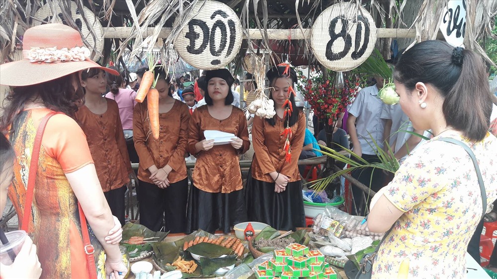 Không gian chợ quê xưa được tái hiện sống động. Ảnh: TH
