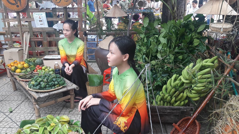 Những “tiểu thương” nhí trong trang phục truyền thống. Ảnh: TH