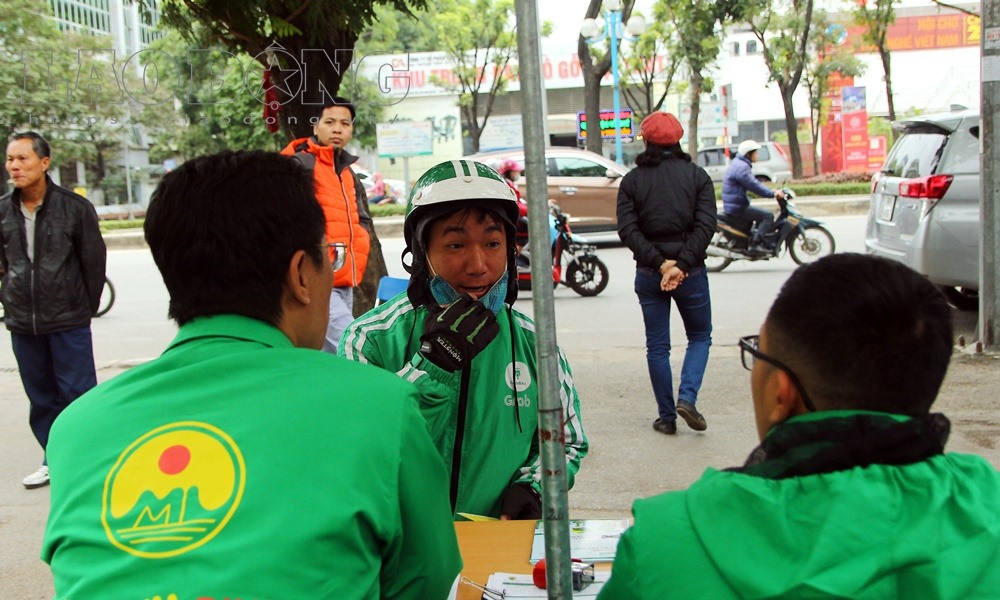 Bàn đăng ký ngay tại vỉa hè của Mai Linh.