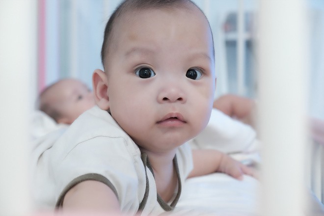 Sau 7 tháng được các y bác sỹ Bệnh viện Gia Định, TP.HCM nuôi dưỡng, Bé An Nam vào ở Làng thiếu niên Thủ Đức.