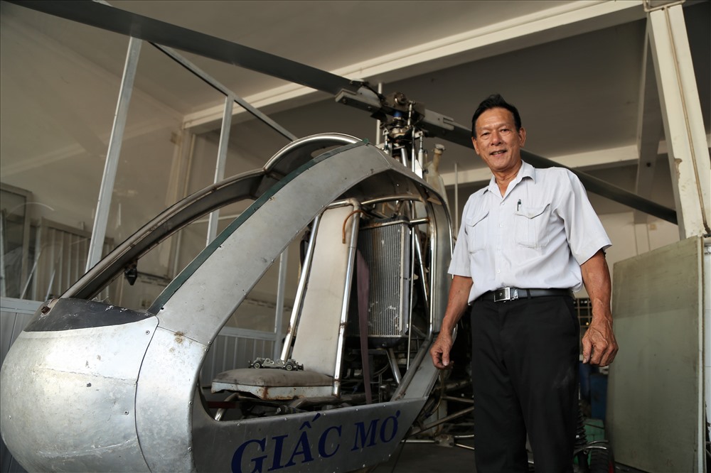 Ông Hiển bên cạnh chiếc trực thăng “Giấc mơ” đã được bay thử nghiệm thành công vào năm 2016. Trước đó, ông đã chế tạo một chiếc trực thăng 2 tầng cánh quạt đồng trục mang tên mình nhưng chưa được như kỳ vọng nên ông cho lưu kho, tìm cách hoàn thiện. Ảnh: Trường Sơn