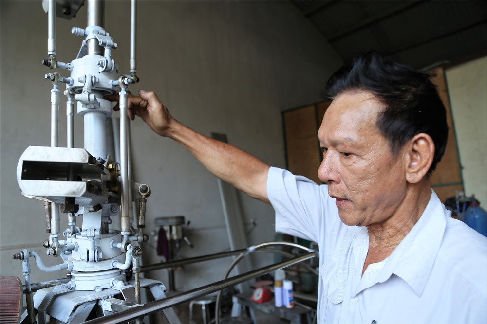 Theo lỹ sư Bùi Hiển thì trức đây chiếc trực thăng hai tầng cánh đồng trục này đã hoạt động được nhưng chưa ổn định, khiến ông phải chế tạo hai cánh bướm phía sau để lái cũng như giữ thăng bằng. Ảnh: Trường Sơn