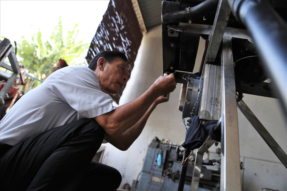 Sau nhiều tháng trời tìm tòi, nghiên cứu, ông Hiển đã làm cho chiếc máy bay hoạt động trở lại một cách trơn tru. Ảnh: Trường Sơn