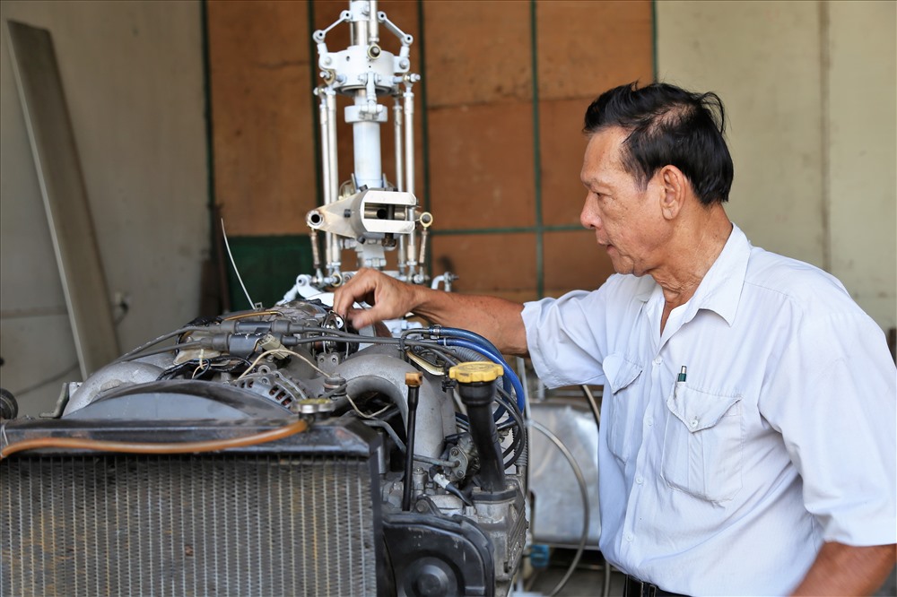 Ông Hiển đang thử nghiệm hệ thống động cơ, rotor, sau đó sẽ lắp cánh cho chiếc trực thăng độc đáo mang tên mình. Ông cũng chi biết, hiện nay ông là thành viên của Câu lạc bộ hàng không phía Nam và sắp tới nếu chiếc “Bùi Hiển” hoạt động tốt thì ông sẽ xin phép mang ra sân bay Phú Lợi (Bình Dương) để bay thử nghiệm ngay trong năm nay. Ảnh: Trường Sơn