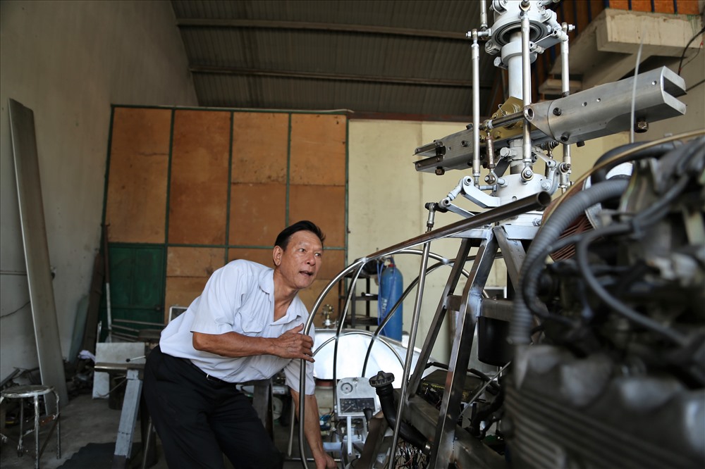 Hệ thống rotor mới sẽ có tính năng chuyển động 3 chiều với kết cấu cơ khí chính xác rất phức tạp. Ông Hiển kể, phải mất 3 tháng trời ông mới hoàn thiện được hệ thống điều khiển hai tầng cánh quạt của chiếc máy bay mang tên mình. Ảnh: Trường Sơn