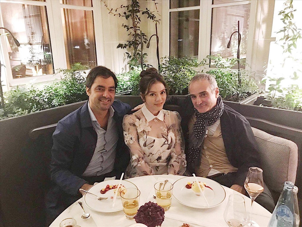 Lý Nhã Kỳ bên đạo diễn Olivier Ass