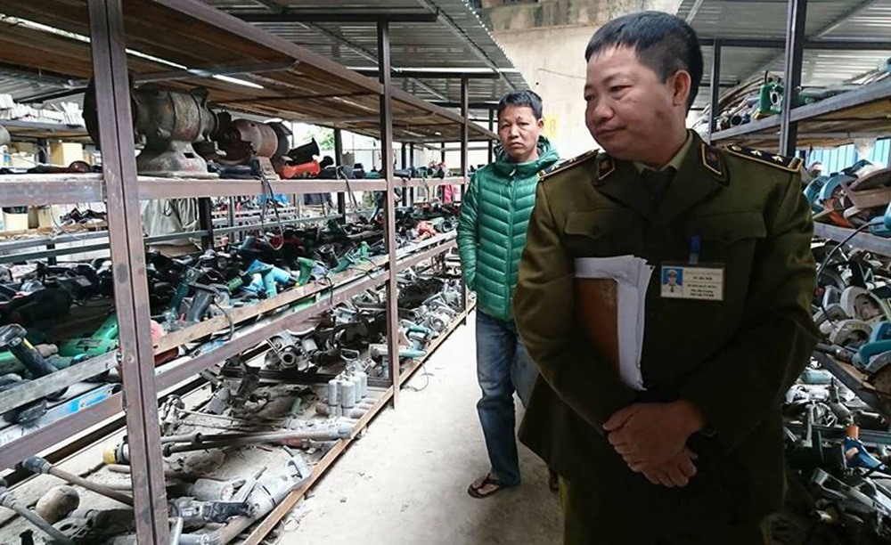 Chi cục Quản lý thị trường Hà Nội đã lập biên bản xử phạt “siêu thị” này. Ảnh: PV.