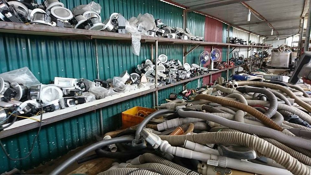 Các mặt hàng được bày bán trong xưởng. Ảnh: PV.