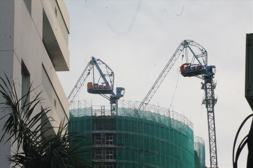 2 cần trục tháp bị gãy này cần sớm được xử lý. Ảnh: Nhiệt Băng