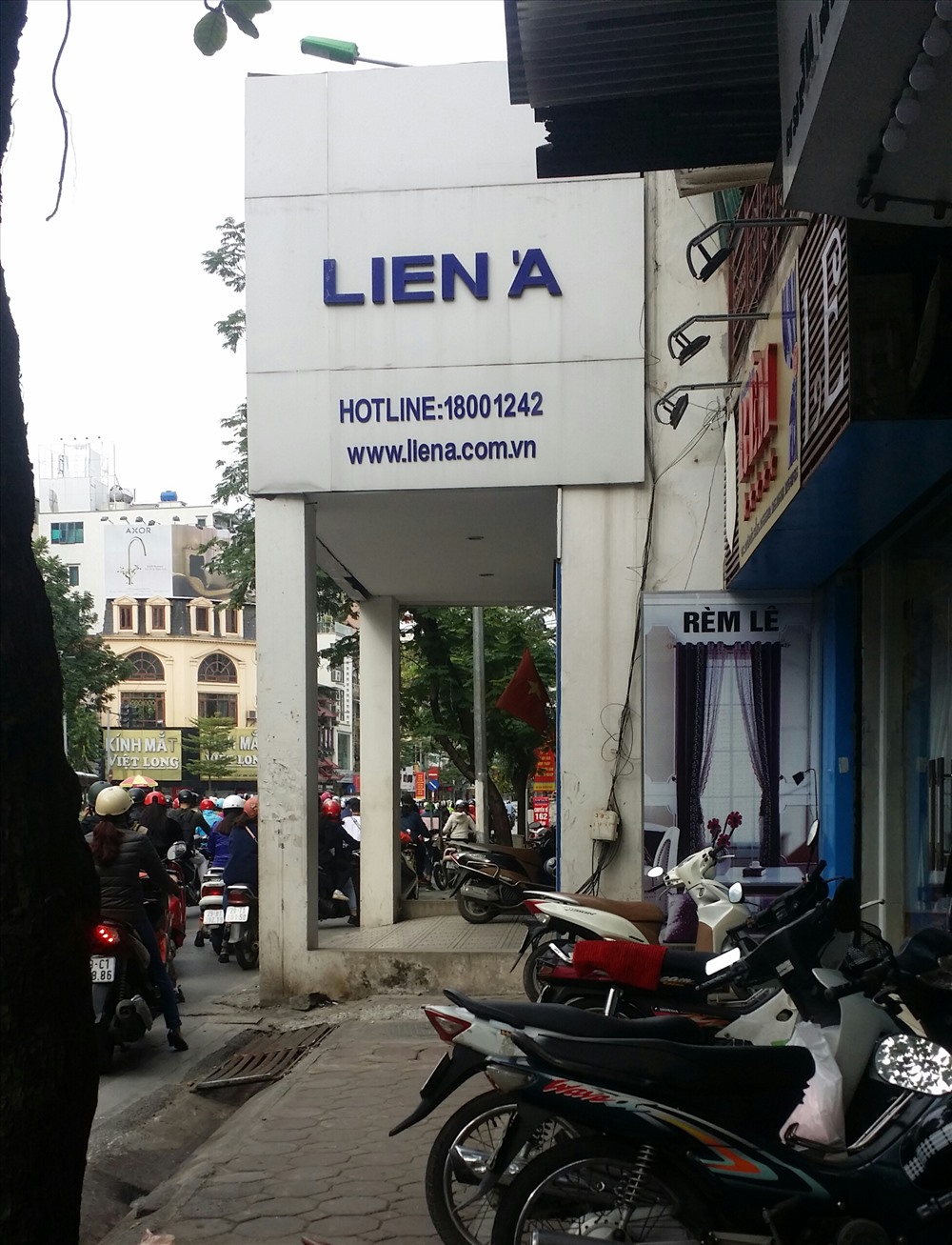 Ngôi nhà 27 Tốn Đức Thắng được xây chòi hẳn ra bên ngoài để phục vụ việc kinh doanh, buôn bán.