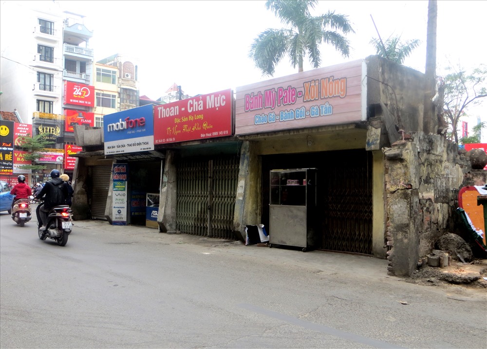 Nằm ngay sát cạnh tòa nhà số 187 Nguyễn Lương Bằng (phường Quang Trung, quận Đống Đa), một dãy kiot lụp xụp được phá bỏ dở dang luôn khiến người đi đường tò mò. Những kiot còn xót lại này gần như “chễm chệ” ngay đoạn đầu vào đường Hồ Đắc Di vì phía hông của dãy kiot chỉ có một lối nhỏ vỉa hè của tòa nhà 187.