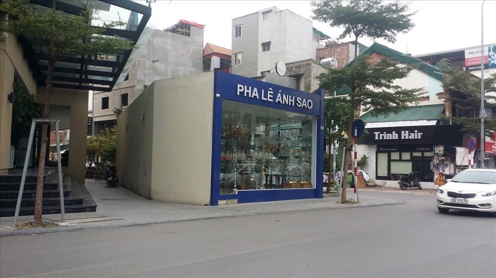Công trình nhà Pha lê Ánh sao, 62 Nguyễn Lương Bằng. Khác với các công trình kỳ dị phía trên, công trình nhà Pha lê Ánh sao được xây dựng rất mới và thu hút ánh nhìn. Tuy nhiên, nếu quan sát thì có thể dễ dàng nhận thấy rằng vị trí của ngôi nhà chính là một khoảng vỉa hè rất rộng phía trước căn hộ Dream. Phần hông của ngôi nhà được bày các chậu cây cảnh và giăng dây quây lại chặn luôn lối đi nhỏ bé của người đi bộ.