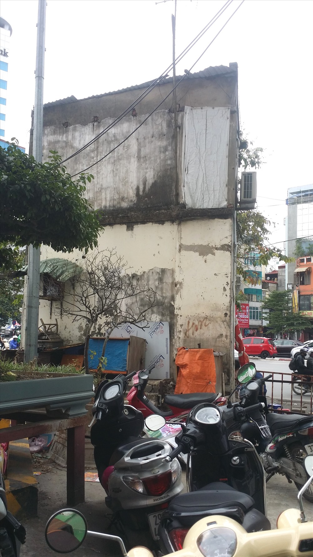 Không kém phần, ngay mặt trước của tòa nhà Mipec, 229 Tây Sơn, phường Ngã Tư Sở, quận Đống Đa, một “ngôi nhà hộp” ngang nhiên được tọa lạc như một “điểm vàng”.